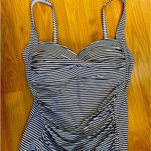 Nip tuck Women’s Sz 10 tankini top Slimming, Beach wear, summertime pools